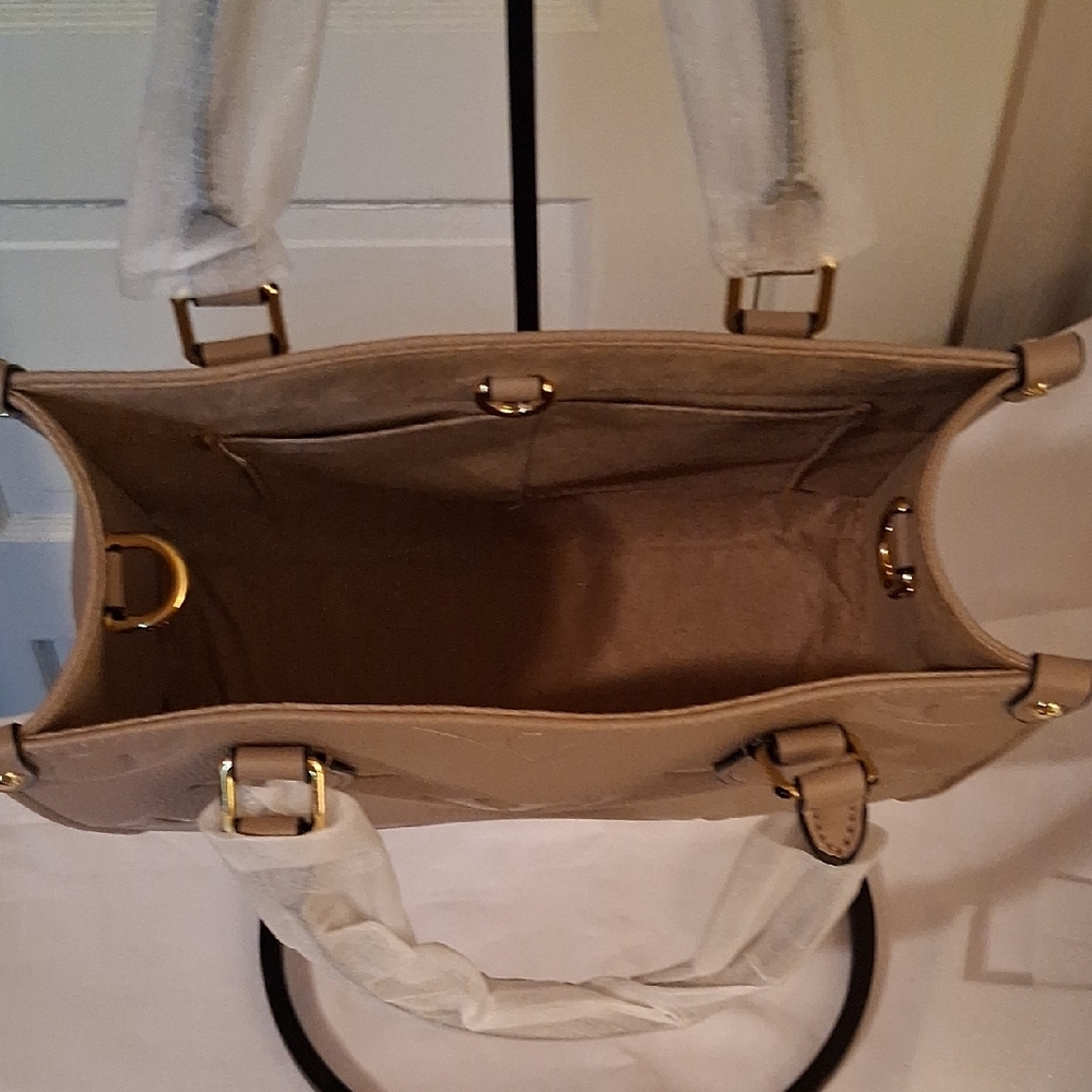 Source Unknown Elegant Tan Handbag With Gold Tone Hardware And Crossbody Strap - Picture 9 of 15